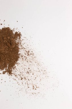 Bu, beyaz arka planda izole edilmiş Matte Brown Powder Eyeshadow 'un fotoğrafı. 