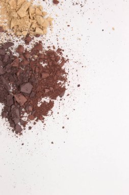 Bu ışık maun, bisküvi ve kırmızı kahverengi kibrit tozunun beyaz arka planda izole edilmiş bir fotoğrafı. 