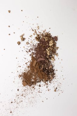 Bu Matte Brown, Metalik Gold ve Deep Brown Powder Göz falı. Beyaz bir arka planda izole edilmiş. 
