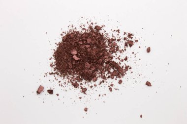 Bu, beyaz bir arka planda izole edilmiş Burgundy Powder Eyeshadow 'un fotoğrafı. 