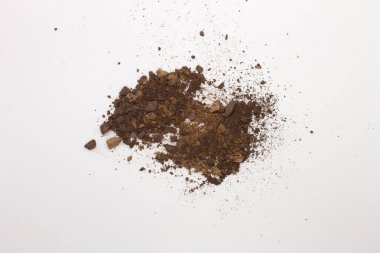Bu Kahverengi Toz Göz falı. Beyaz bir arkaplanda izole edilmiş. 