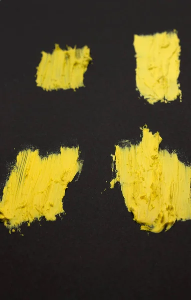Sarı Ruj Örneklerinin Siyah Arka Planda Izole Edilmiş Bir Fotoğrafı — Stok fotoğraf