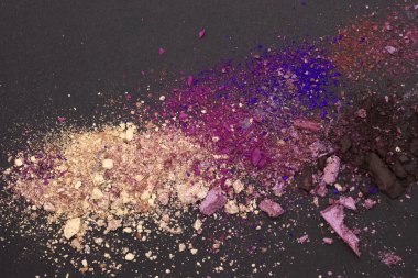 Bu çıplak, kahverengi, mavi, pembe ve mor bir arka planda ışıldayan toz göz farı.