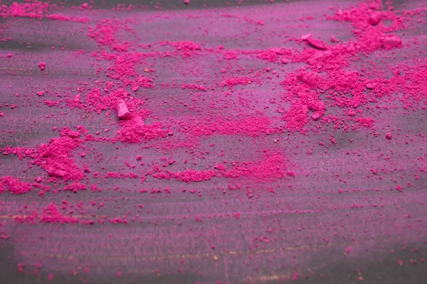 Bu, siyah arka planda izole edilmiş bir pembe toz göz farı fotoğrafı.