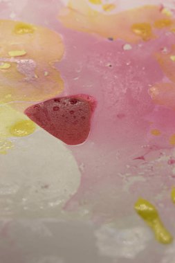 Bu, oje kullanarak yaratılmış soyut renkli bir tasarımın fotoğrafı.