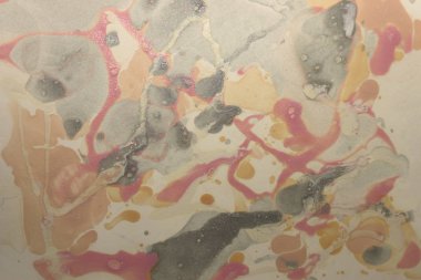 Bu, Pembe, Beyaz ve Gri mermer bir tasarımın tırnak cilası kullanarak yaratılmış bir fotoğrafı.