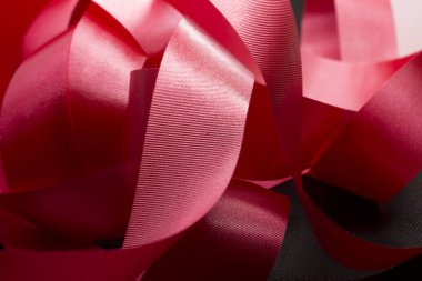 Bu, Red Ribbons 'ın siyah bir arkaplanın önüne yerleştirilmiş bir fotoğrafı.
