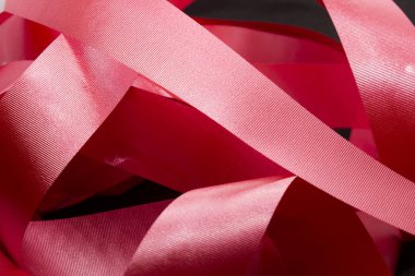 Bu, Red Ribbons 'ın siyah bir arkaplanın önüne yerleştirilmiş bir fotoğrafı.