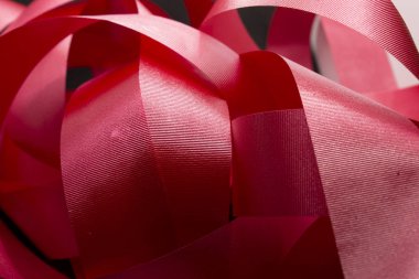 Bu, Red Ribbons 'ın siyah bir arkaplanın önüne yerleştirilmiş bir fotoğrafı.