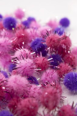 Bu, Pembe ve Mor Pom Pons 'un beyaz arka planda izole edilmiş bir fotoğrafı.