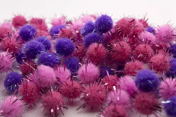 Bu, Pembe ve Mor Pom Pons 'un beyaz arka planda izole edilmiş bir fotoğrafı.