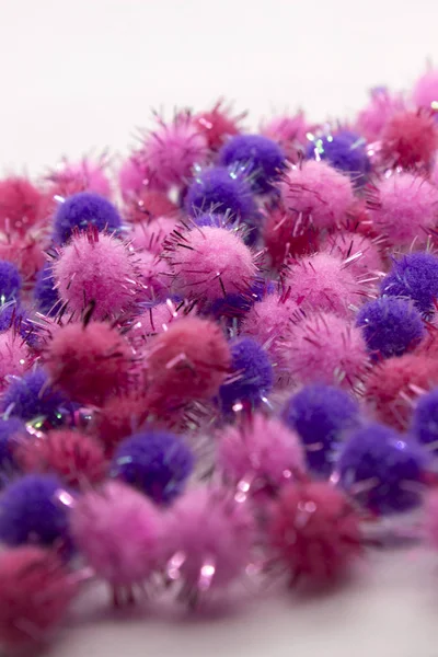Ini Adalah Foto Pink Dan Purple Pom Poms Diisolasi Dengan — Stok Foto