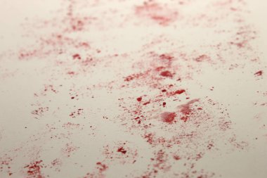 Bu, kırmızı işaretleri pastel boya kullanarak beyaz bir kağıda uygulayan bir tasarımın fotoğrafı.