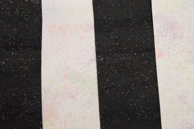 Bu parlak desenli, siyah ve beyaz çizgili bir arkaplan fotoğrafı. Akrilik boya kullanılarak yapılmış ve pastel renkli pigmentler serpiştirilmiş.