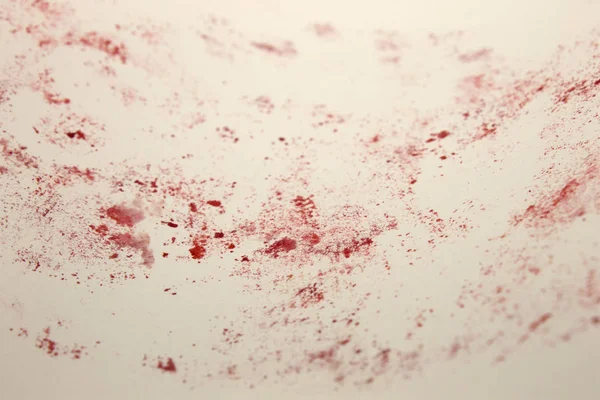 Bu, kırmızı işaretleri pastel boya kullanarak beyaz bir kağıda uygulayan bir tasarımın fotoğrafı.