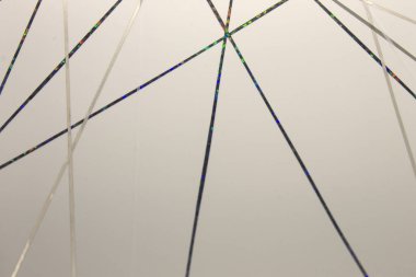 Bu, beyaz bir kağıda uygulanan siyah, gri bantla yaratılmış geometrik bir tasarımın fotoğrafı.