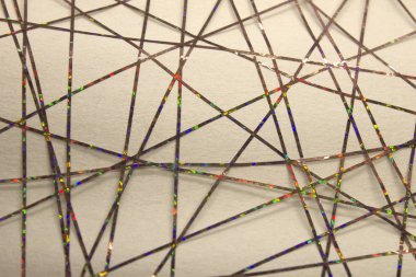 Bu renkli bantlarla bir kağıda uygulanan geometrik tasarımın fotoğrafı.