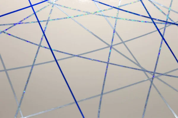 Bu bir geometrik tasarım fotoğrafı koyu ve açık mavi bant kullanılarak bir beyaz kağıda uygulanmış.