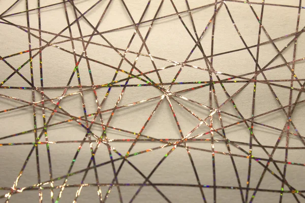Bu renkli bantlarla bir kağıda uygulanan geometrik tasarımın fotoğrafı.