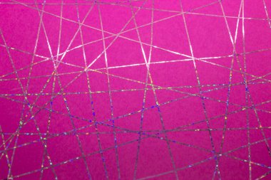 Bu bir fuschia Pembe kağıt üzerine uygulanan metalik pembe bant kullanılarak yaratılmış geometrik bir tasarımın fotoğrafı.