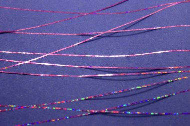 Bu soyut geometrik tasarımın mavi bir kağıda uygulanan renkli bant kullanılarak yapılmış bir fotoğrafı.