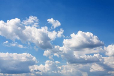 Bulutlu mavi gökyüzü güneşli bir günde.