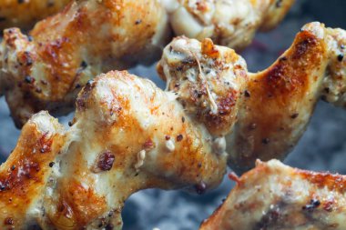 Tavuk Barbekü mangal kömürü üzerinde. Portre. Seçici odak