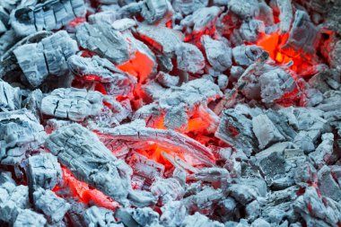 Closeup yanan kömürlerin, yanan kömür kara günü. Barbekü külleri.