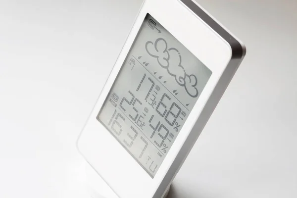 Dispositivo de estación meteorológica con condiciones climáticas dentro y fuera. Fondo claro . —  Fotos de Stock