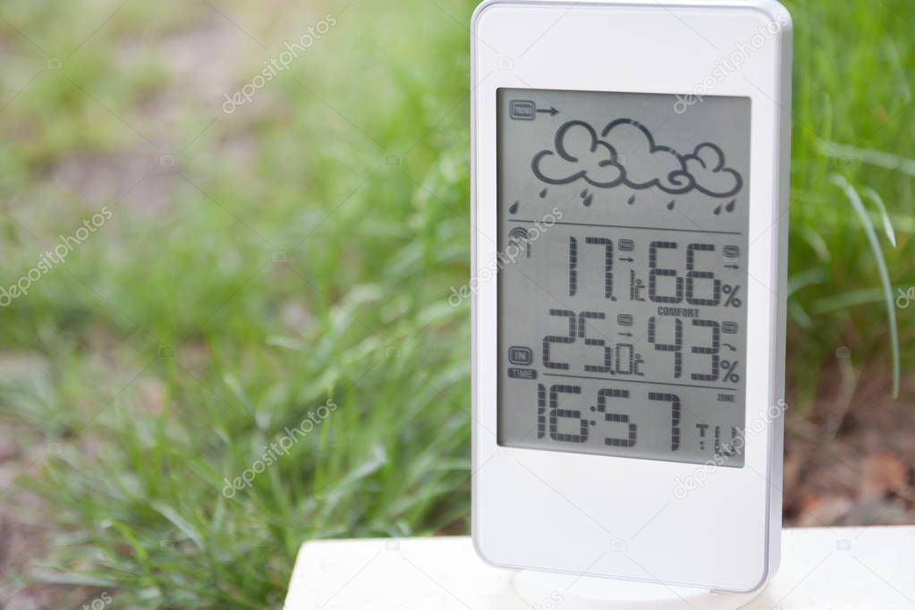 Weather station device with weather conditions inside and outside