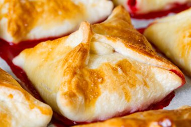 Ev yapımı taze çilek doldurma ile pişirme