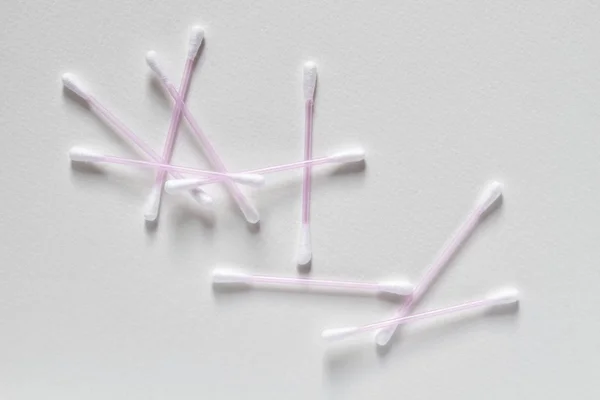 A group of ear swabs or cotton ear sticks on the light background. Ear care cjncept. Closeup — Stock Photo, Image