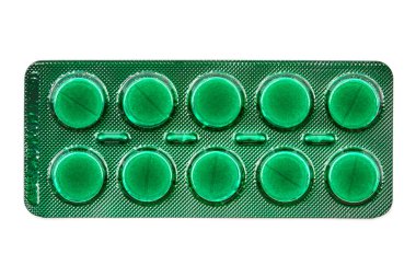 Yeşil su toplayan haplar beyaz arka planda izole edilmiş. Küresel ilaç endüstrisi. Yakın çekim, üst görünüm