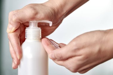 El dezenfektanı ya da sıvı sabun kullanan genç bir kadın eli. Viral Hastalık Önleme