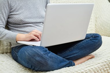 Coronavirüs salgını. Karantina sırasında dizüstü bilgisayarda çalışan bir kadın. Evde kal, ev kavramından çalış. Kişisel tecrit