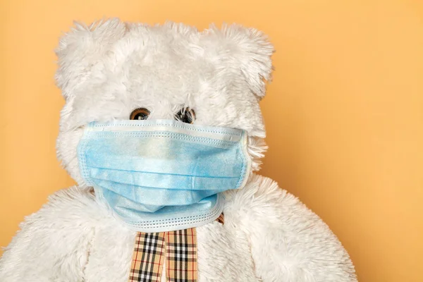 Urso Pelúcia Branco Com Máscara Protetora Médica Sentar Sozinho Fundo — Fotografia de Stock