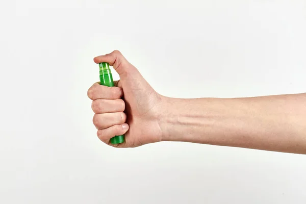 Männliche Hand Sprüht Händedesinfektionsmittel Virenprävention Heller Hintergrund Nahaufnahme — Stockfoto