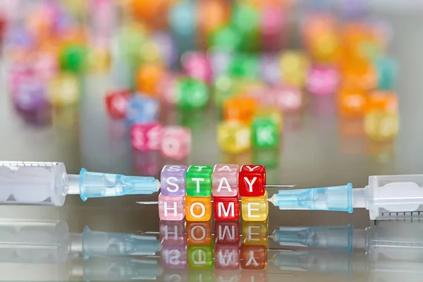 Napis Stay Home Wielobarwnych Kostek Strzykawkach Koncepcja Ochrony Przed Covid — Zdjęcie stockowe