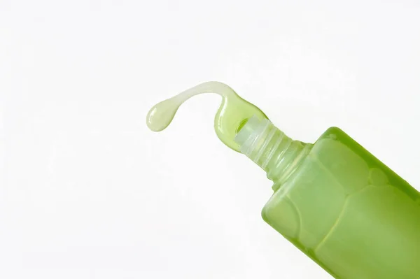 Disinfettante Verde Liquido Mani Versato Una Superficie Bianca Sanità Concetto — Foto Stock