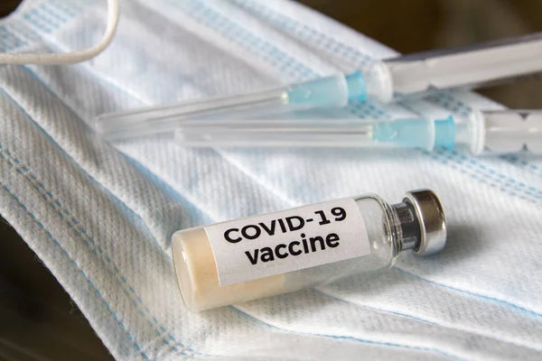 Konceptualny Obraz Butelka Szczepionki Chroniąca Przed Covid Jest Maskach Medycznych — Zdjęcie stockowe
