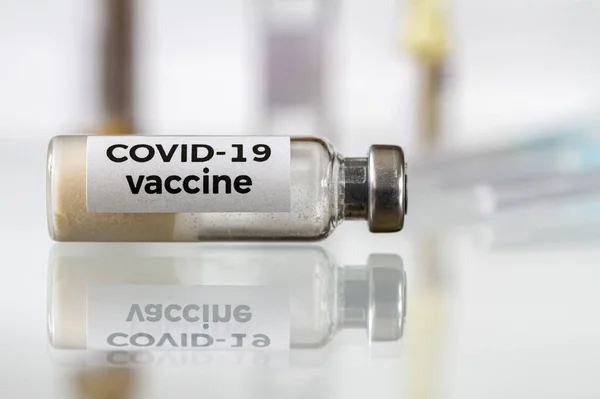 Konceptualny Obraz Butelka Szczepionki Chroniąca Przed Covid Opieka Zdrowotna Koncepcja — Zdjęcie stockowe