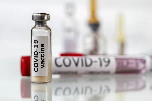 Konceptualny Obraz Butelka Szczepionki Chroniąca Przed Covid Opieka Zdrowotna Koncepcja — Zdjęcie stockowe