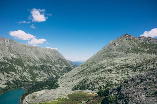 Altay Dağları ve mavi gökyüzü