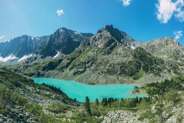 Turquoise lake in de vallei van de rotsachtige helling, Kuyguk, Altai, Rusland — Stockfoto