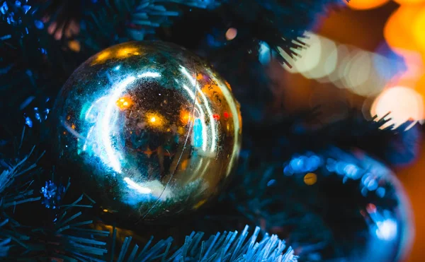 Fotoğraf parlayan Noel süsleri sol tarafında dokulu