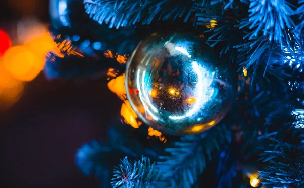 Fotoğraf parlayan Noel süslemeleri sağ tarafında dokulu