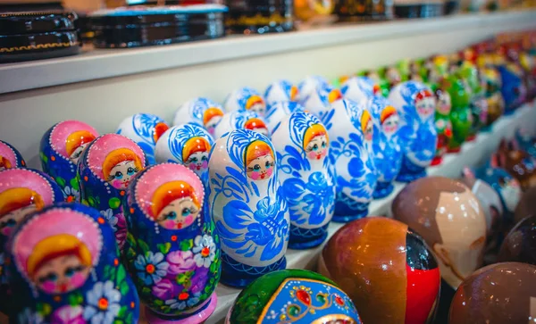Una gran cantidad de muñecas matryoshka con flores azules — Foto de Stock