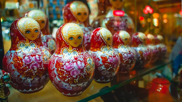 Muñecas matryoshka rusas rojas similares — Foto de Stock
