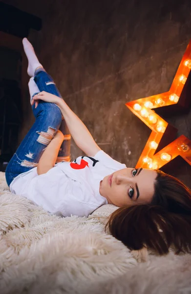 Garland pentagonal yıldız kahverengi zemin üzerine mavi delikli Jeans genç kız
