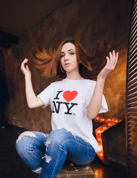 Jeans kahverengi zemin üzerine genç kız